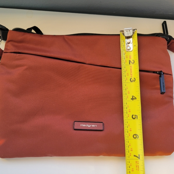 NEW HEDGREN orbit flat crossbody in cherry mahogany - Picture 8 of 12